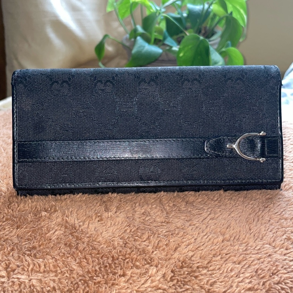 Gucci Wallet. Signs of wear on top edges and missing zipper pull. See pics.